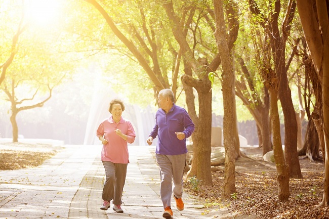 Người cao tuổi có nên đi bộ nhiều không? Những lợi ích của đi bộ là gì?