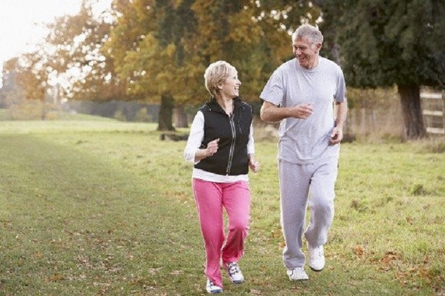 Người cao tuổi có nên đi bộ nhiều không? Những lợi ích của đi bộ là gì?