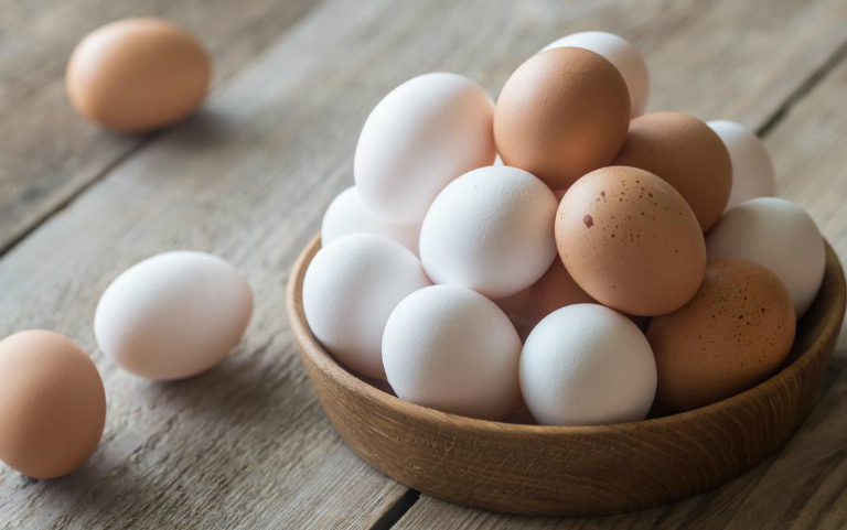 Trung bình 1 quả trứng gà 56g sẽ cung cấp 80 calo